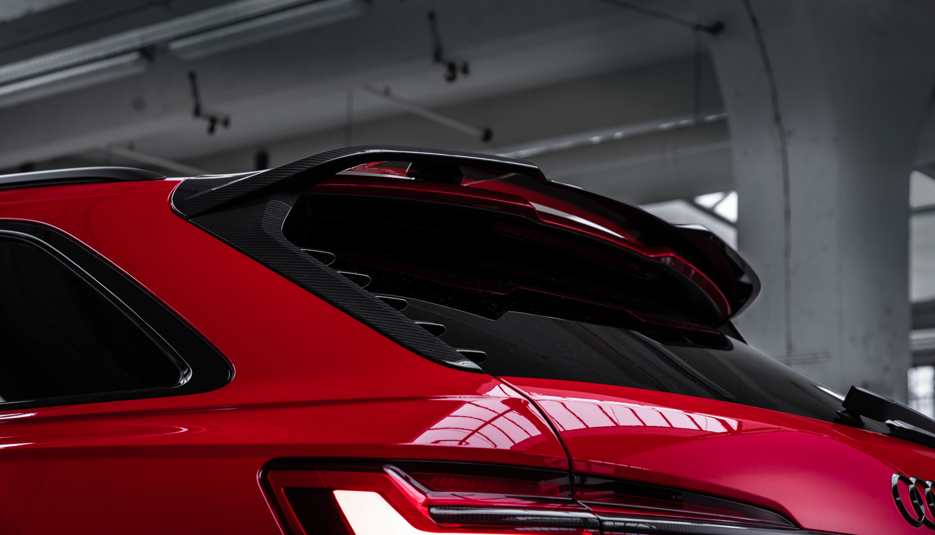Close-up rear spoiler red RS6-LE 